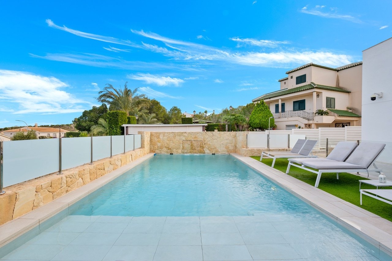   Modern Detached Villa in Lomas De Juliana, Algorfa - Almoradi Discover the perfect blend of luxury and comfort in this fantastic modern 4-bedroom, 3