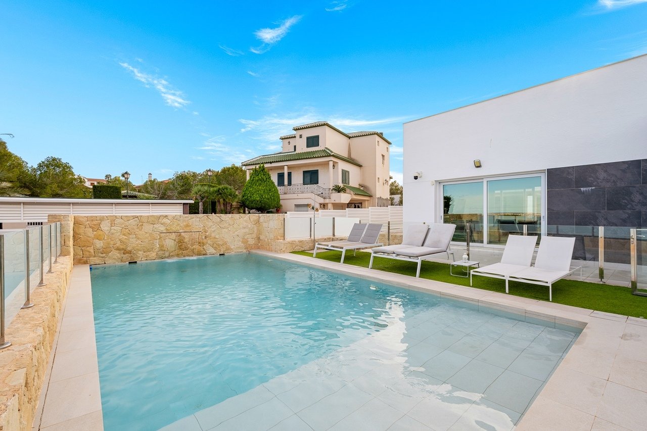   Modern Detached Villa in Lomas De Juliana, Algorfa - Almoradi Discover the perfect blend of luxury and comfort in this fantastic modern 4-bedroom, 3