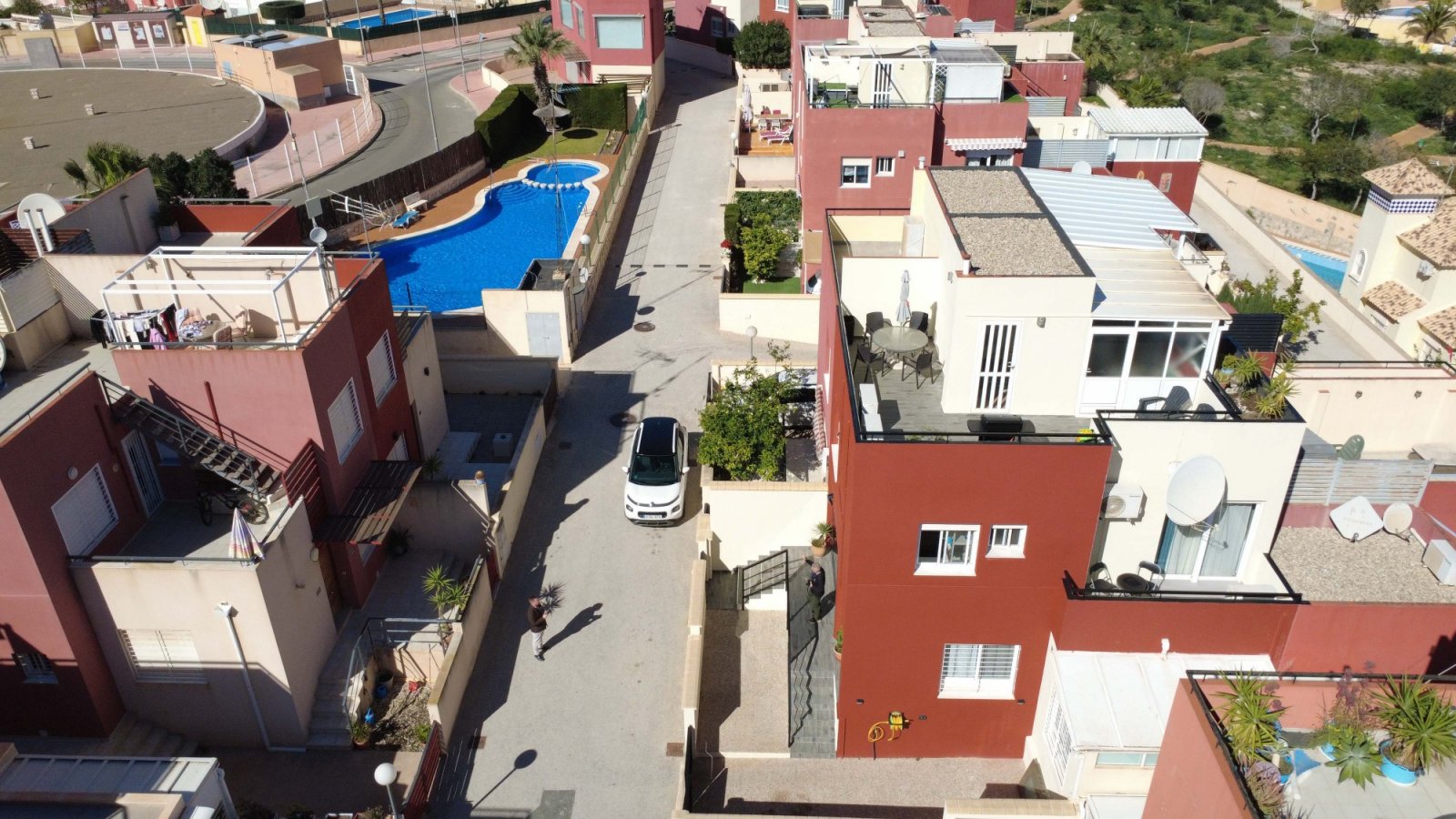  Dieses charmante Reihenhaus mit 3 Schlafzimmern und 2 Badezimmern befindet sich in der begehrten Gegend von Villamartín an der Costa Blanca. Die Immo