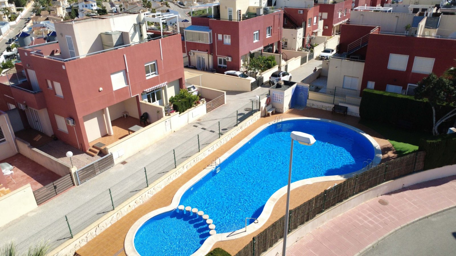  Dieses charmante Reihenhaus mit 3 Schlafzimmern und 2 Badezimmern befindet sich in der begehrten Gegend von Villamartín an der Costa Blanca. Die Immo