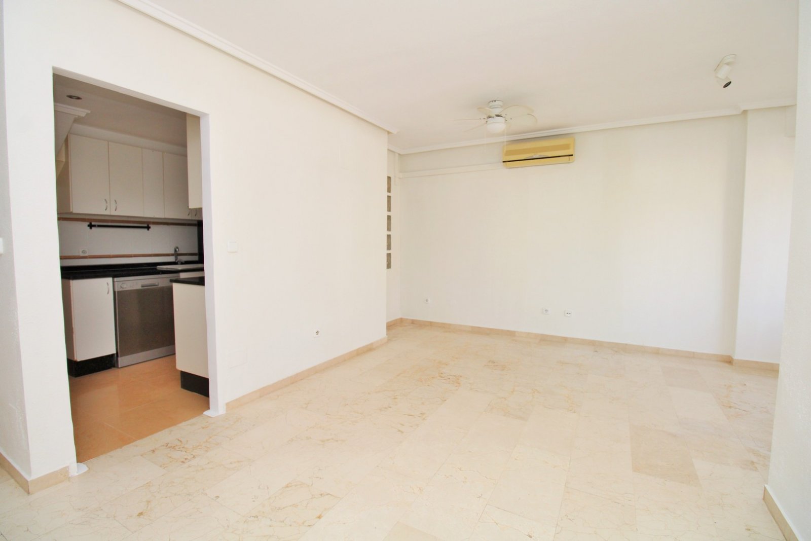  Dieses Reihenhaus mit 3 Schlafzimmern befindet sich in der Wohnanlage Sun Golf Villas in Villamartin und liegt in hervorragender Lage direkt neben de