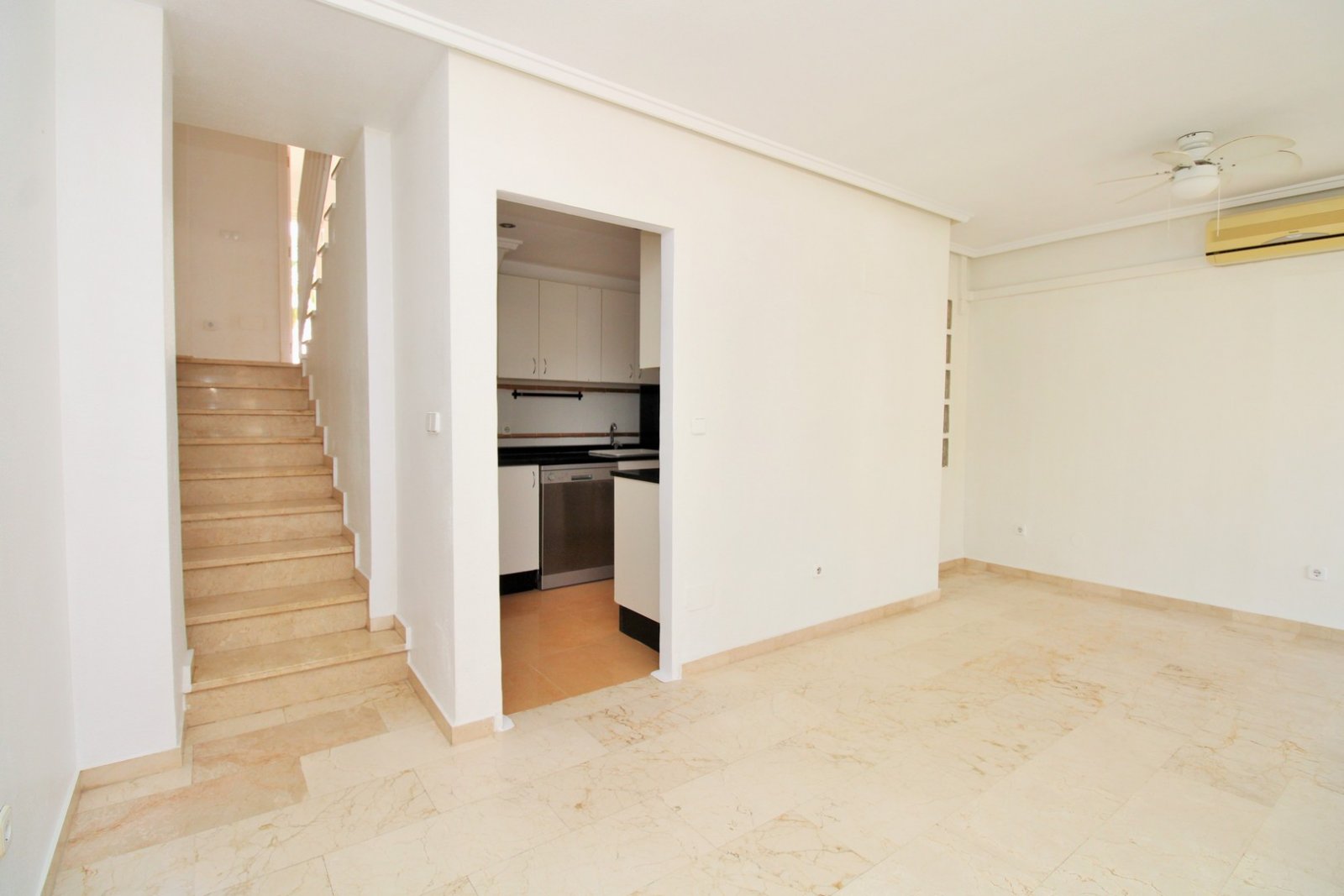  Dieses Reihenhaus mit 3 Schlafzimmern befindet sich in der Wohnanlage Sun Golf Villas in Villamartin und liegt in hervorragender Lage direkt neben de