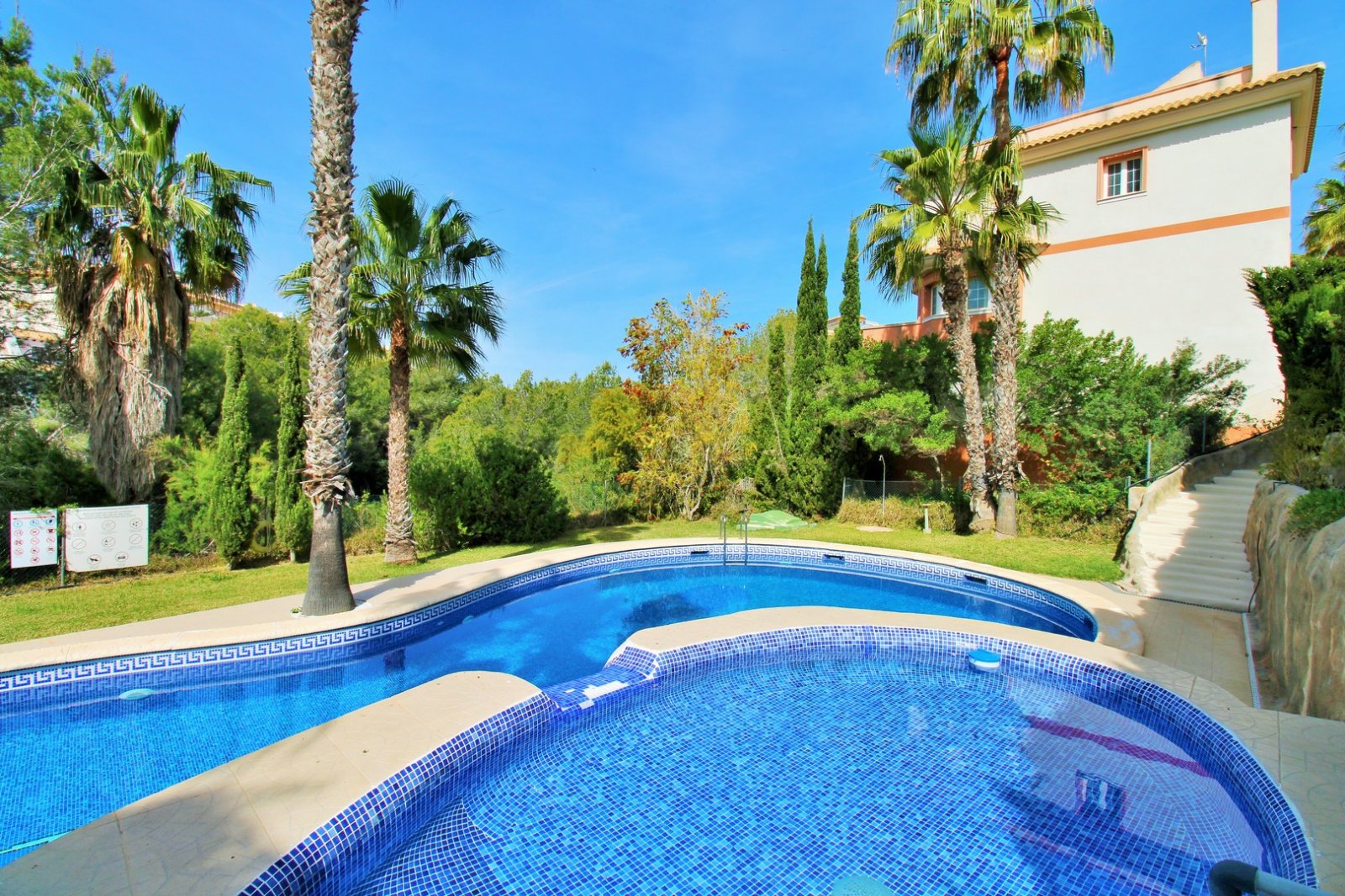  Dieses Reihenhaus mit 3 Schlafzimmern befindet sich in der Wohnanlage Sun Golf Villas in Villamartin und liegt in hervorragender Lage direkt neben de