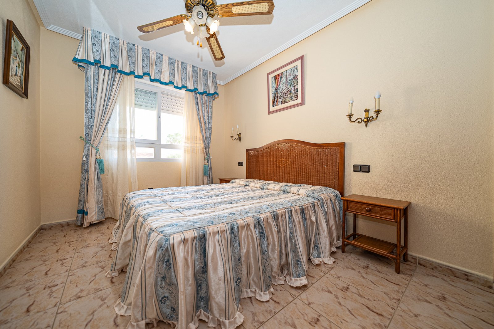  Esta cuidada villa semiadosada se encuentra en las afueras de Torrevieja, en la consolidada zona residencial de El Chaparral, cerca de las conocidas 
