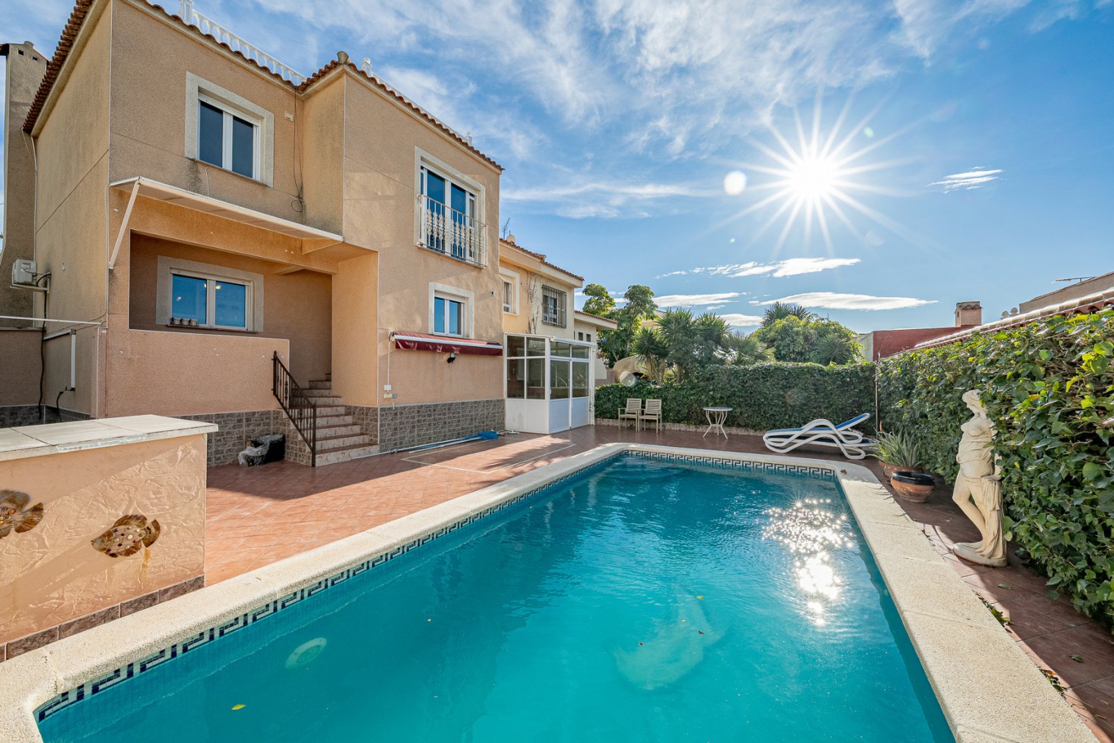  Esta cuidada villa semiadosada se encuentra en las afueras de Torrevieja, en la consolidada zona residencial de El Chaparral, cerca de las conocidas 