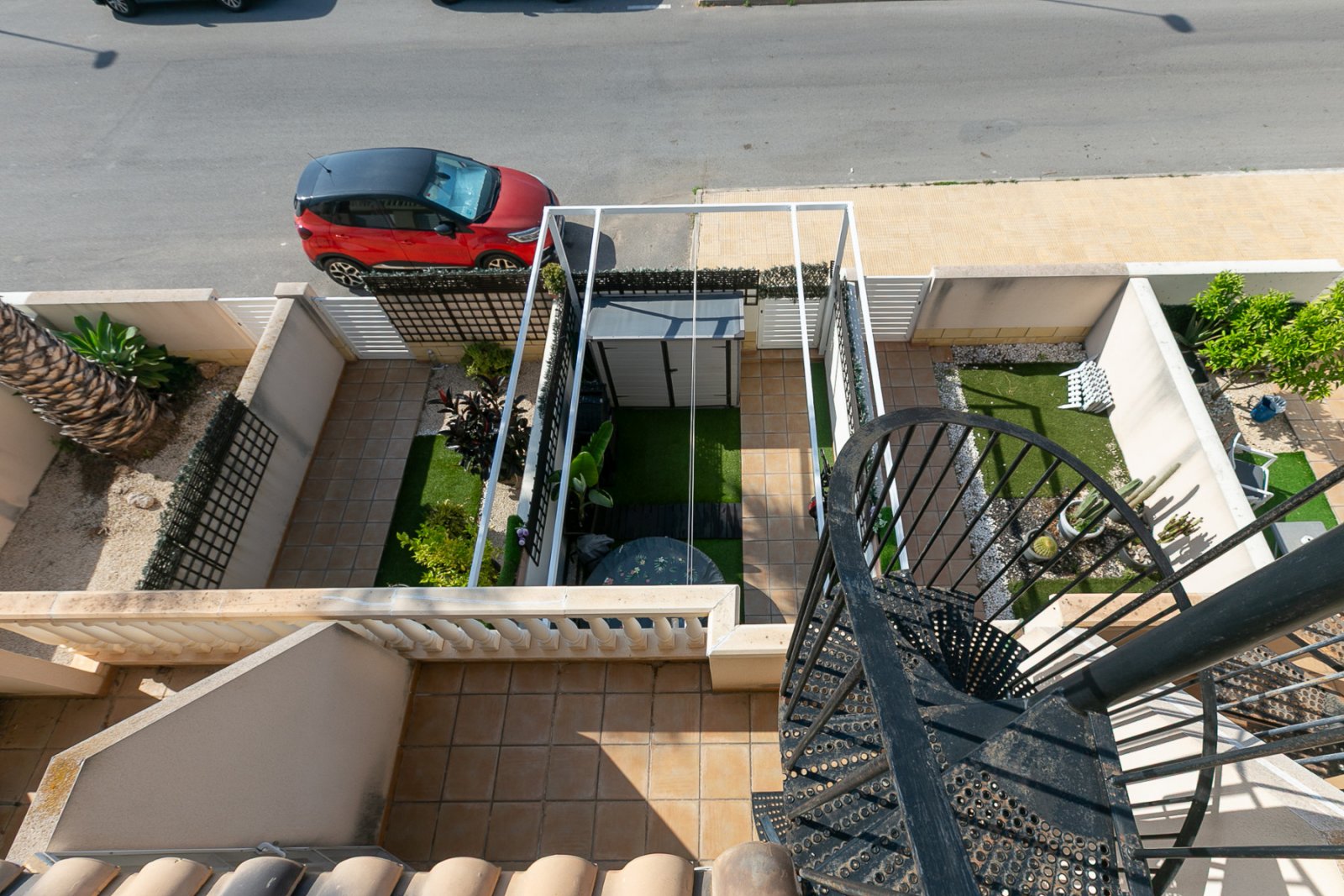  Wir präsentieren dieses schöne Reihenhaus, verteilt auf Erdgeschoss, erstes Obergeschoss und Solarium, gelegen in einer ruhigen und gepflegten Wohnan