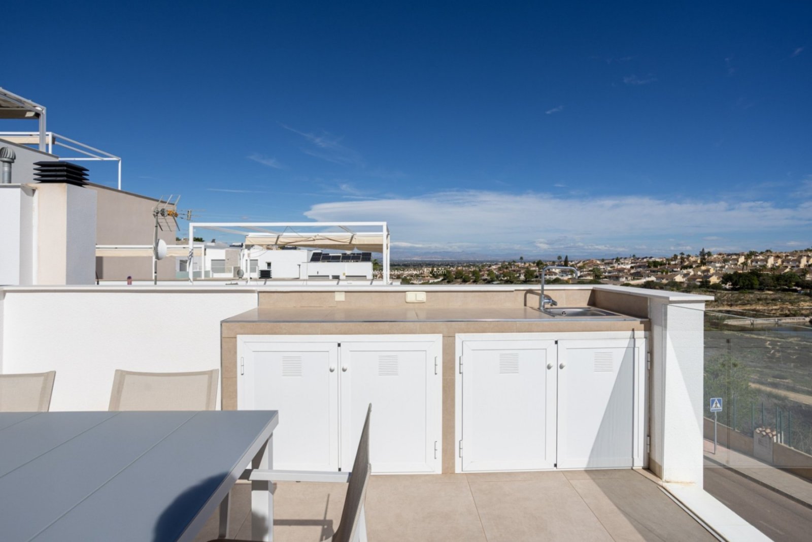  &amp;#13;&amp;#13;
Located in charming and highly popular Benijófar is this stylish and perfectly maintained townhouse from 2018. A contem