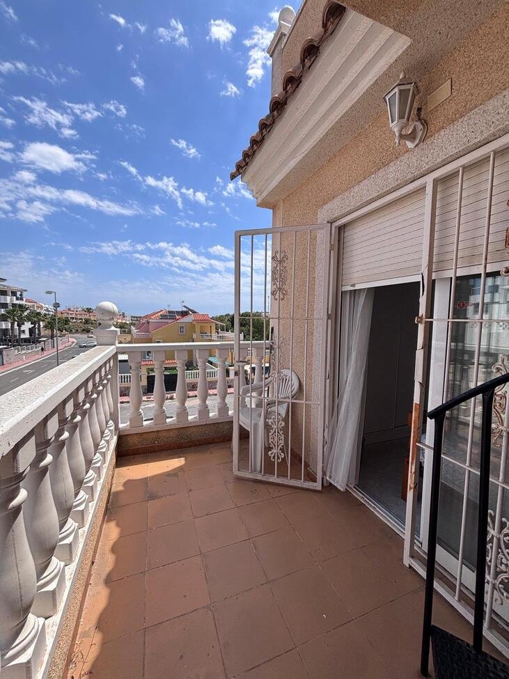  This beautifully presented 3 bedroom, 2 1/2 bathroom Townhouse is located in the highly desirable area of Villamartín, close to an excellent selecti
