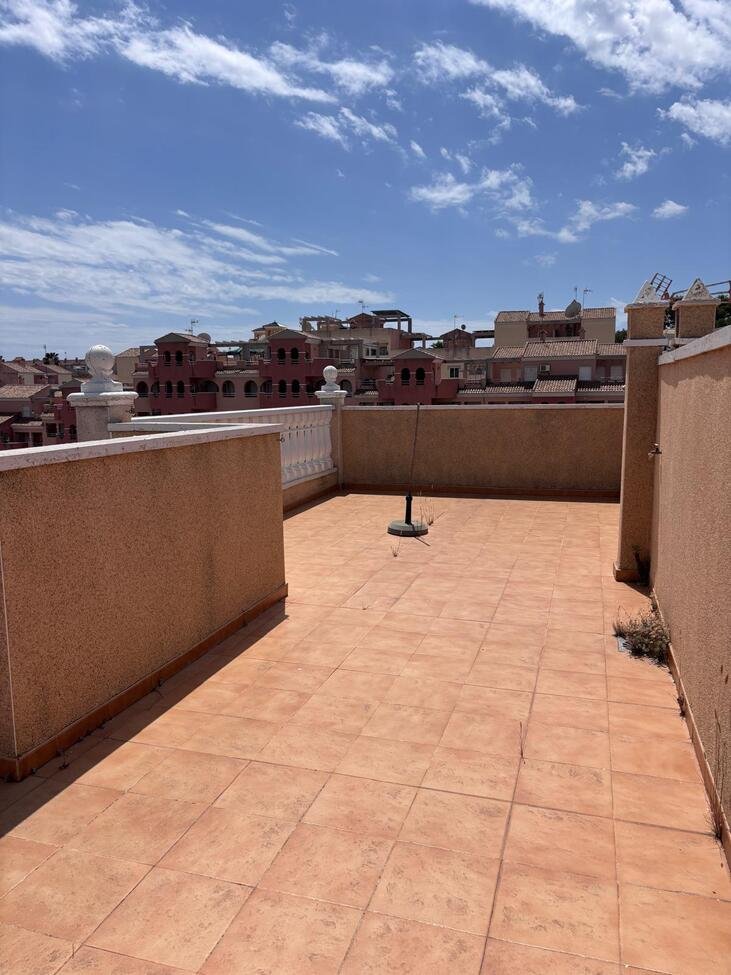   This beautifully presented 3 bedroom, 2 1/2 bathroom Townhouse is located in the highly desirable area of Villamartín, close to an excellent selecti