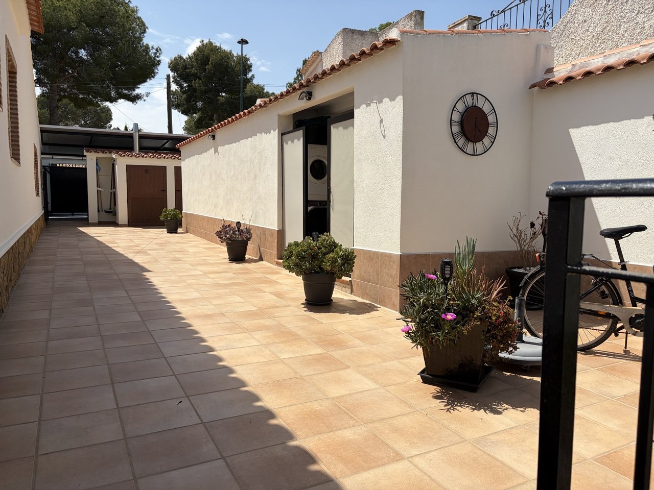   Stunning 4 Bedroom, 5 Bathroom Villa with Private Pool in a Prime Location.Discover a remarkable opportunity to own this stunning 4-bedroom Villa, p