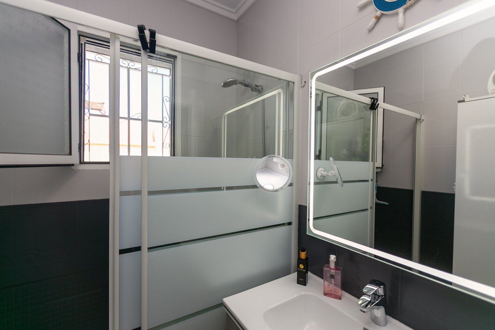  Wir präsentieren dieses fantastische Eck-Quad-Haus, komplett renoviert und nach einem hervorragenden deutschen Qualitätsstandard gepflegt. Eine helle