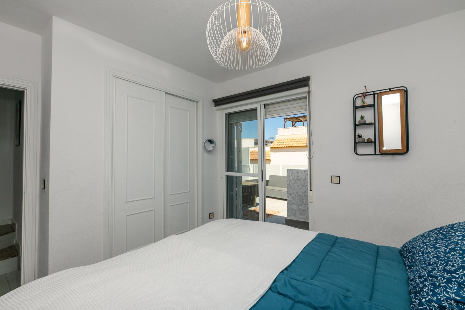  Wir präsentieren dieses fantastische Eck-Quad-Haus, komplett renoviert und nach einem hervorragenden deutschen Qualitätsstandard gepflegt. Eine helle