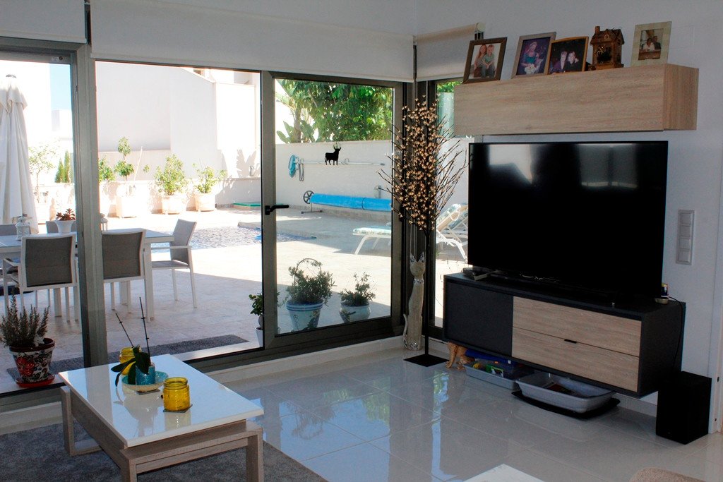  Exklusive, bezugsfertige, moderne und stilvolle, freistehende Luxusvilla mit 3 Schlafzimmern und 3 Bädern en suite. Voll möbliert in ruhiger Lage in 