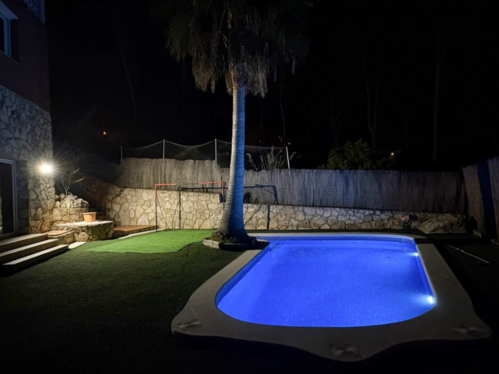 Dieses wunderschöne Haus in Olivella ist eine wahre Oase aus Licht, Raum und Komfort – der perfekte Ort, um den mediterranen Lebensstil inmitten der N