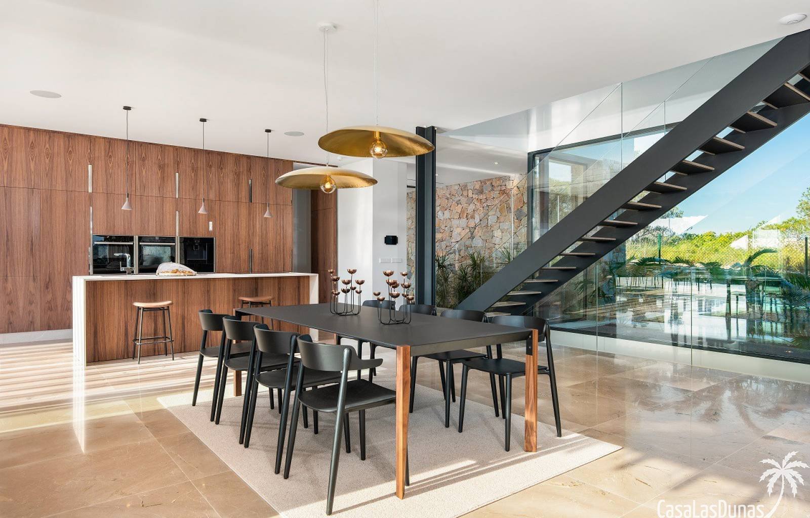  Diese wunderschöne Luxusvilla liegt in einer exklusiven Gegend, nur wenige Schritte vom Golfplatz Las Colinas entfernt. Die Villa besteht aus 4 Schla