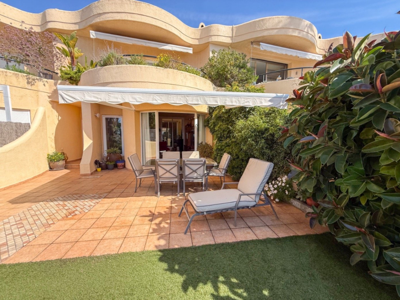 Diese terrassierte Haus befindet sich im Wohngebiet Vallpineda, in einer geschlossenen Wohnanlage mit 24-Stunden-Sicherheitsdienst und bietet eine Woh