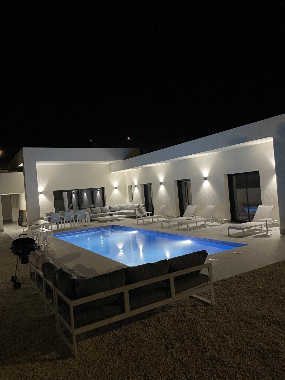  In der charmanten Ortschaft La Romana gelegen, bietet dieses freistehende Chalet eine perfekte Kombination aus Komfort und Stil. Mit einem Design, da