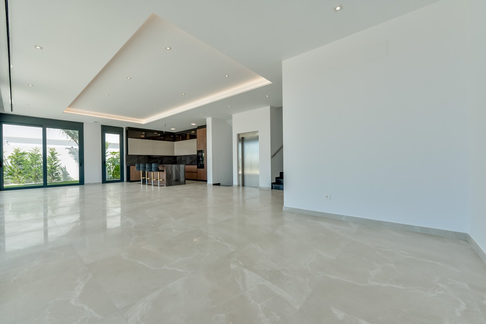 In der prestigeträchtigen Gegend von Golf Bahía gelegen, bieten diese exklusiven Villen ein unvergleichliches Wohnerlebnis. Mit nur drei verfügbaren