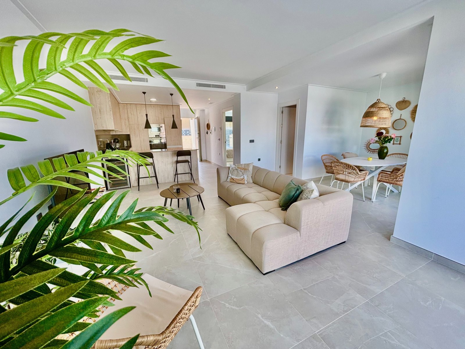  In der charmanten Stadt Benijófar gelegen, bietet dieses exklusive freistehende Chalet eine perfekte Kombination aus Komfort und Stil. Mit einem mode