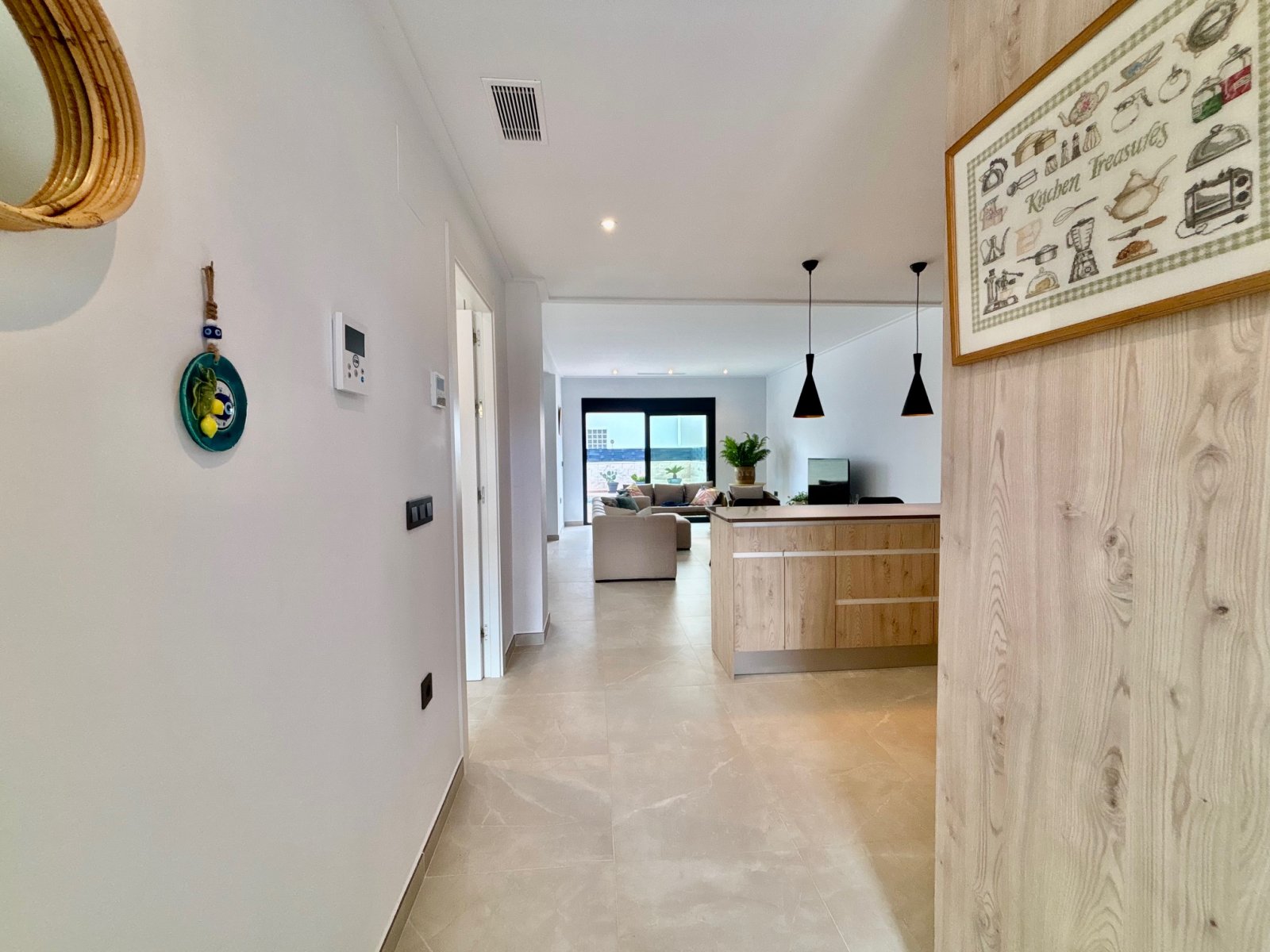 In der charmanten Stadt Benijófar gelegen, bietet dieses exklusive freistehende Chalet eine perfekte Kombination aus Komfort und Stil. Mit einem mode