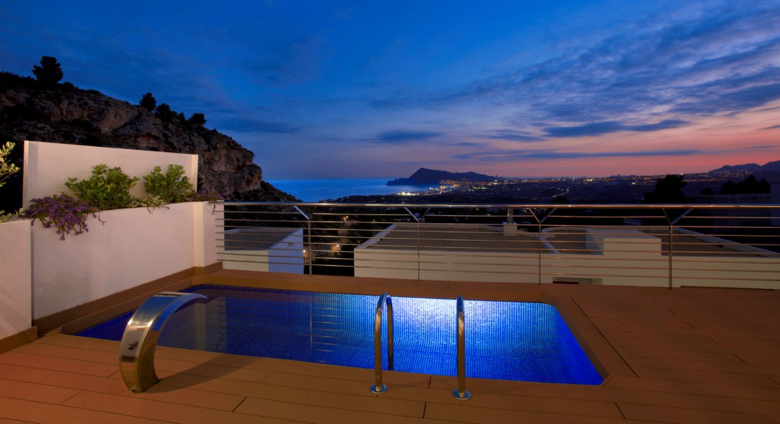 Diese Immobilien befinden sich in der exklusiven Ortschaft Altea und bieten ein einzigartiges Wohnerlebnis mit beeindruckendem Meerblick. Die Anlage