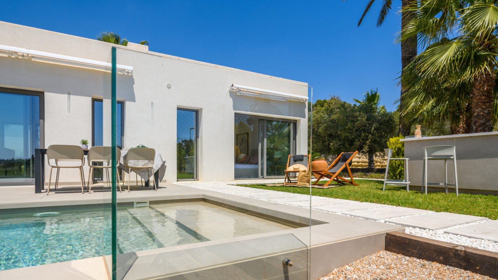 In der exklusiven Gegend von Dehesa de Campoamor gelegen, bietet diese Sammlung von 16 Immobilien eine privilegierte Umgebung für diejenigen, die ein