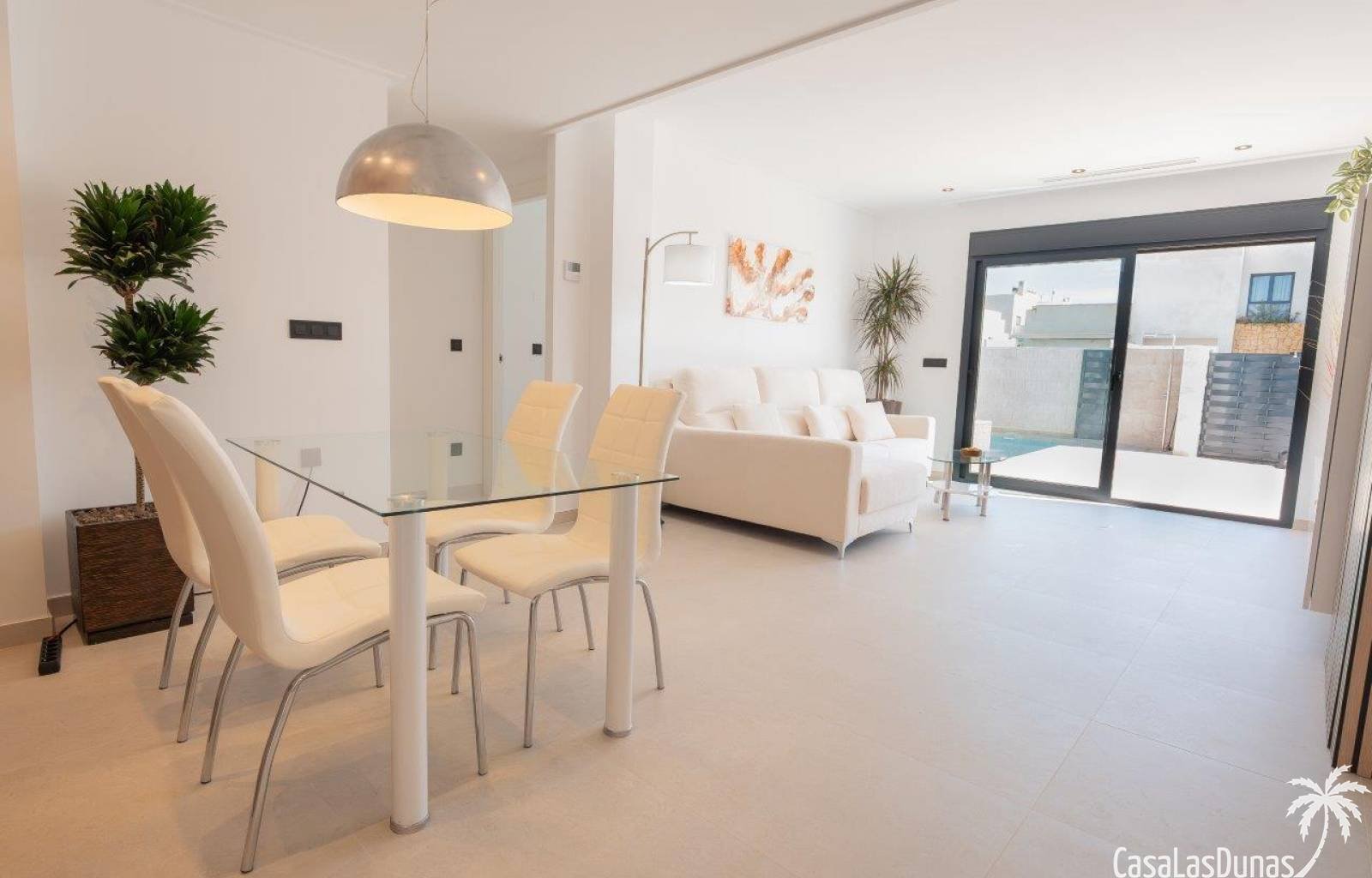 Im Herzen der Wohnanlage La Marina, in einer ruhigen Gegend, liegt dieses neue Projekt mit 15 freistehenden Villen und Doppelhaushälften. Alle Häuser