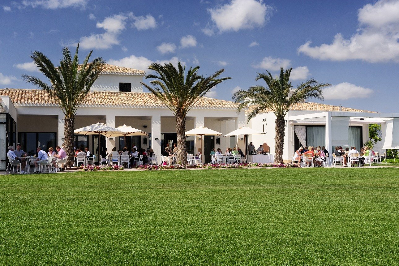 Diese exklusive Villa befindet sich in der charmanten Stadt Orihuela und bietet eine außergewöhnliche Lebensumgebung. Entworfen für diejenigen, die e