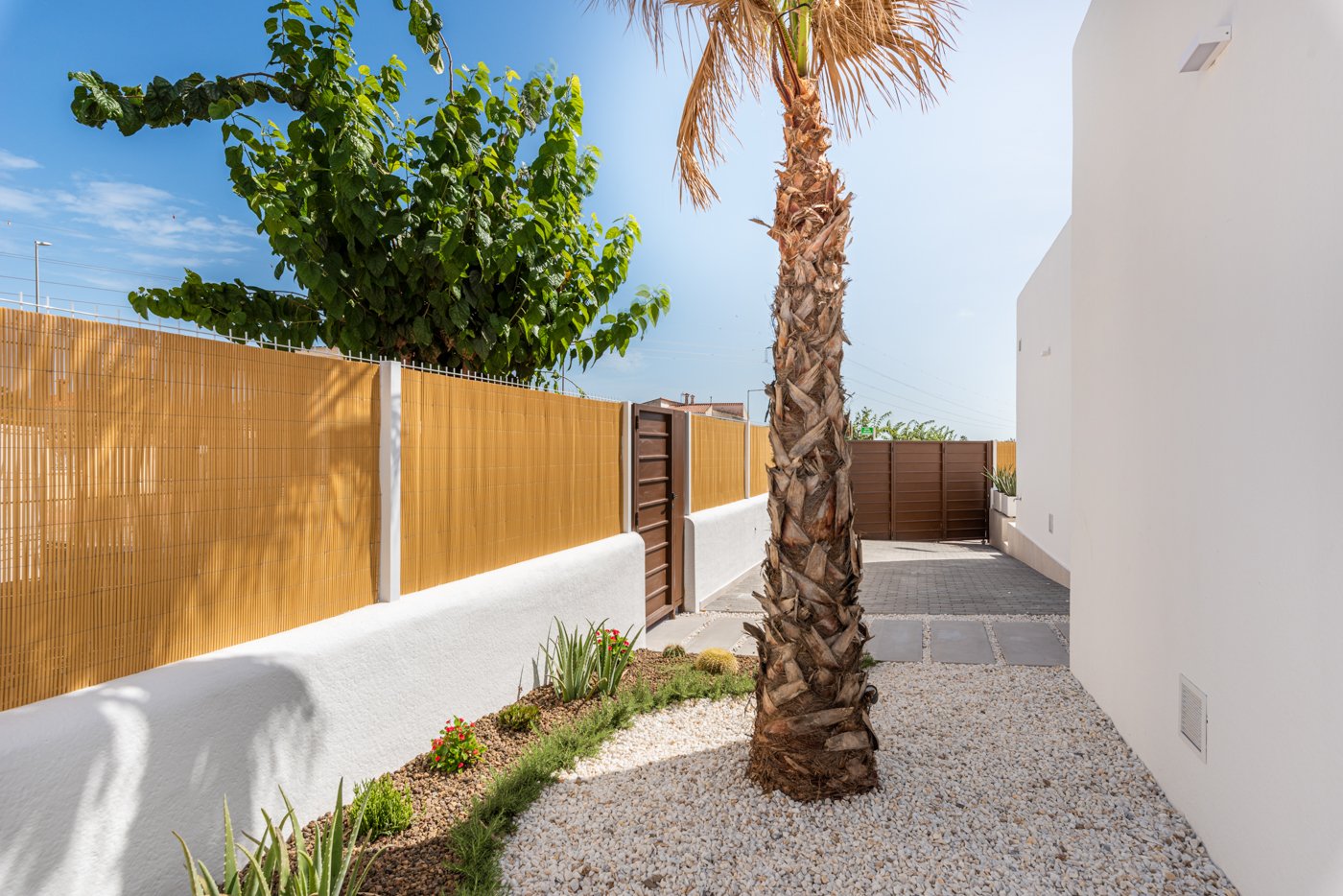 In der charmanten Stadt Los Alcázares gelegen, bietet dieser Komplex von 6 unabhängigen Immobilien einen exklusiven Lebensstil in einer privilegierte