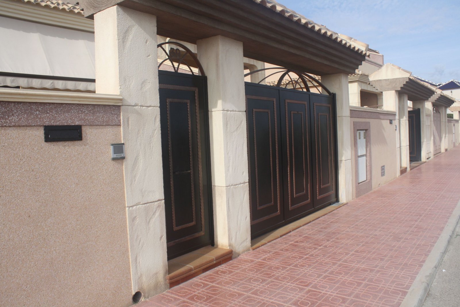  In der charmanten Stadt Torrevieja gelegen, bietet dieses Reihenhaus eine einzigartige Gelegenheit, das Leben an der Costa Blanca zu genießen. Mit nu