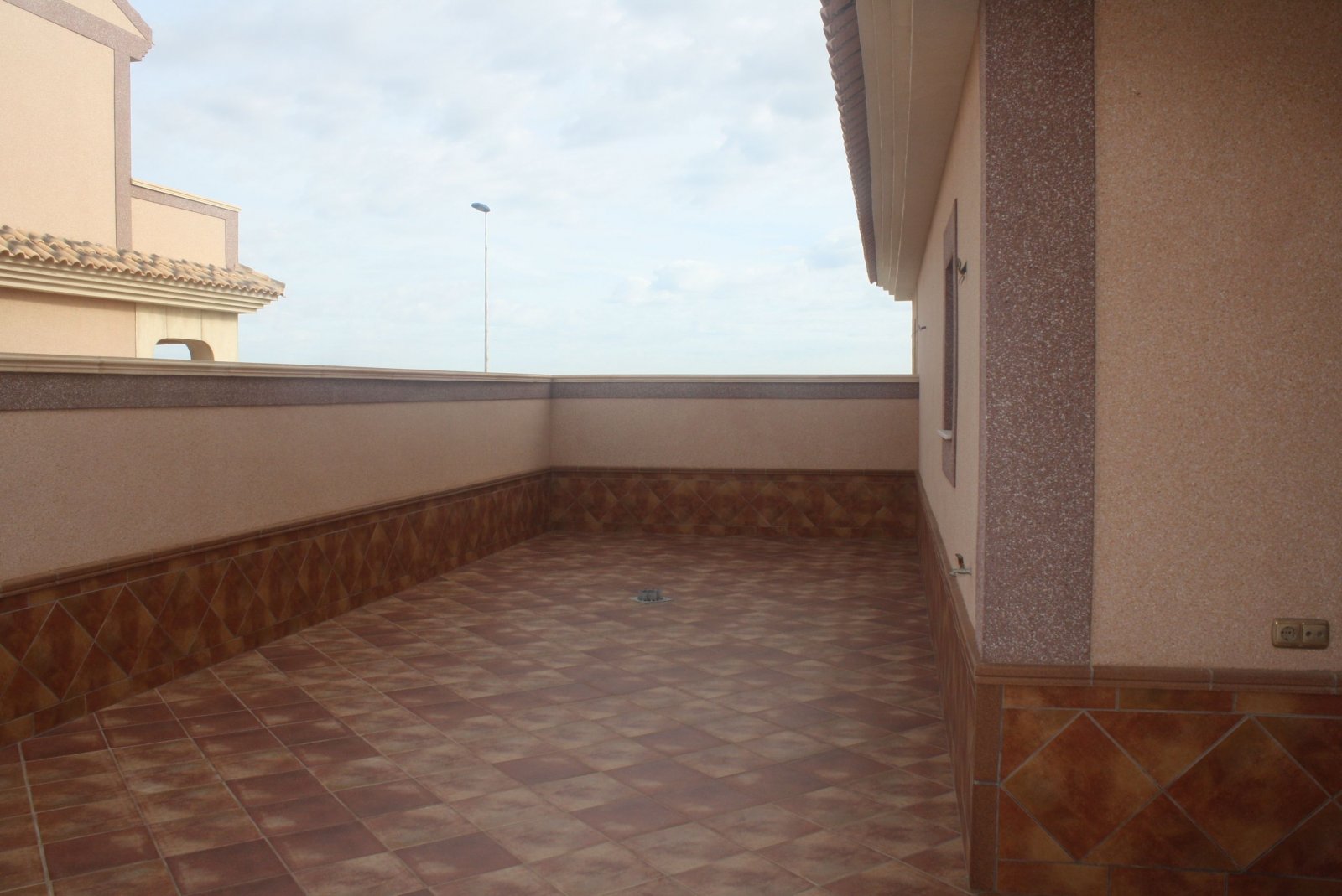  In der charmanten Stadt Torrevieja gelegen, bietet dieses Reihenhaus eine einzigartige Gelegenheit, das Leben an der Costa Blanca zu genießen. Mit nu