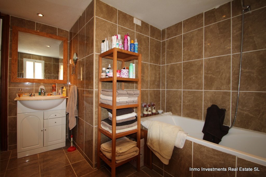  Schöne freistehende Villa in Villamartin, bietet in den Wohnbereich 3 Schlafzimmer, Badezimmer, WC, geräumiges Wohn / Esszimmer, eine voll ausgestatt