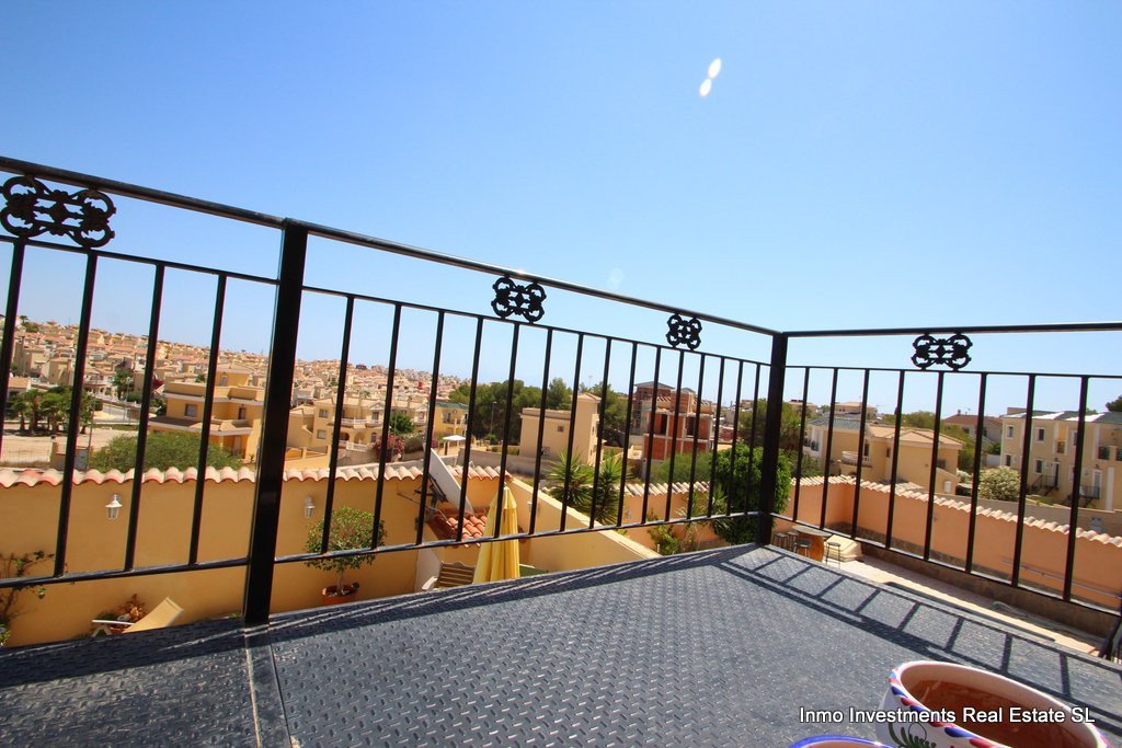  Schöne freistehende Villa in Villamartin, bietet in den Wohnbereich 3 Schlafzimmer, Badezimmer, WC, geräumiges Wohn / Esszimmer, eine voll ausgestatt
