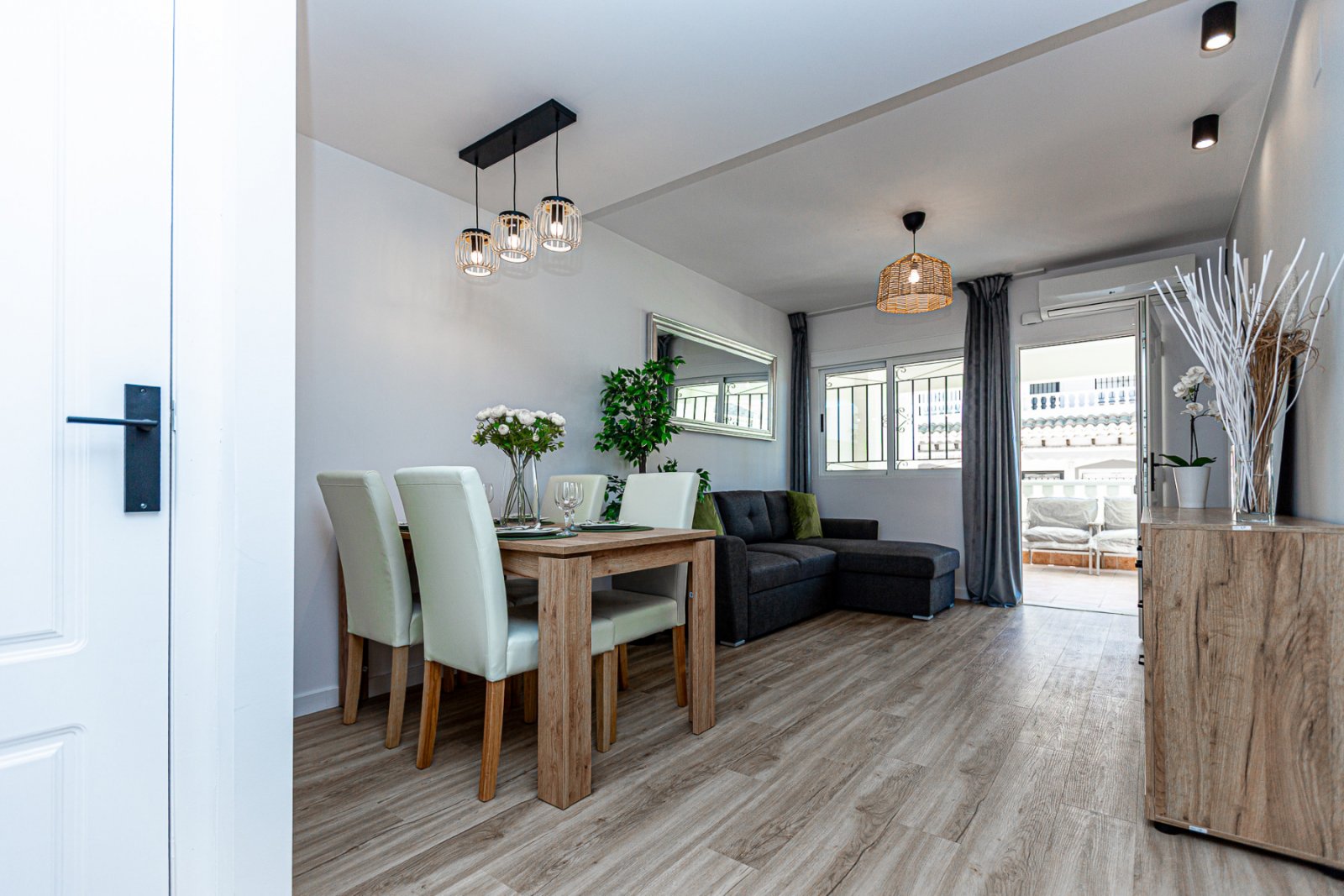  Wir präsentieren dieses wunderschöne Eckreihenhaus, das mit hochwertigen Materialien und viel Stil vollständig renoviert wurde, in der ruhigen und be
