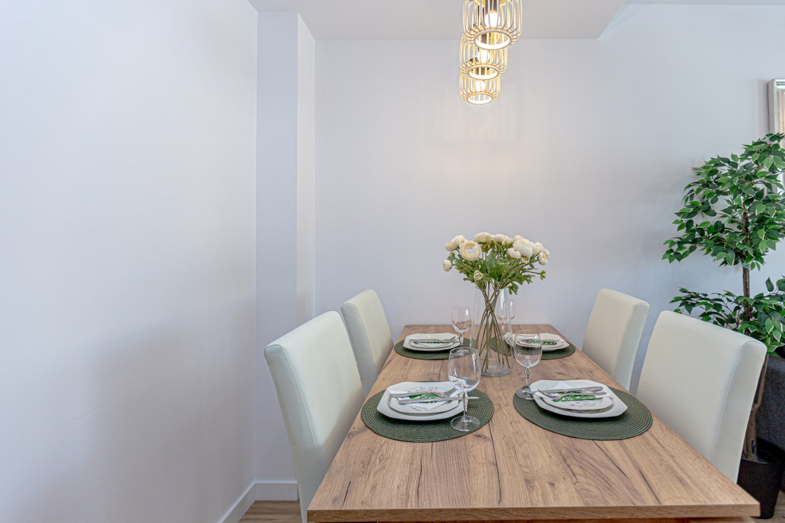  Wir präsentieren dieses wunderschöne Eckreihenhaus, das mit hochwertigen Materialien und viel Stil vollständig renoviert wurde, in der ruhigen und be