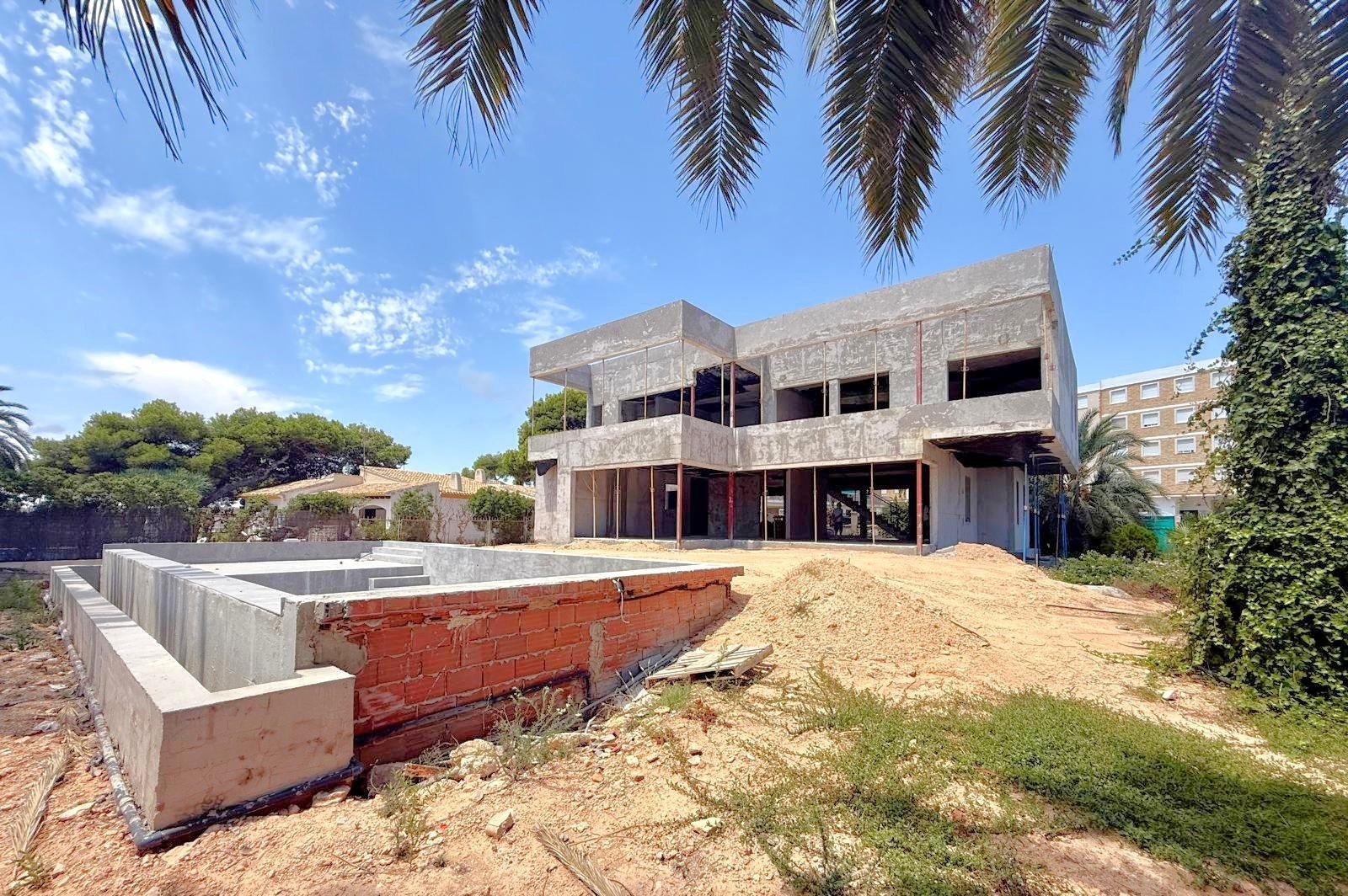 First line luxury villa under construction in Punta Prima
The first line plot of 1100 m2 with superb views over the Mediterranean sea 
