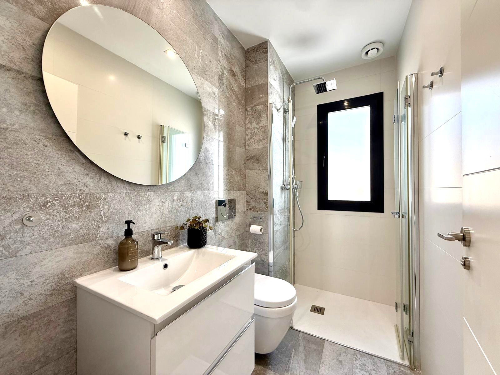 Modern and superbly presented detached villa with heated private pool in a gated residential area at 1,5 km distance to supermarket, restaurants, ba