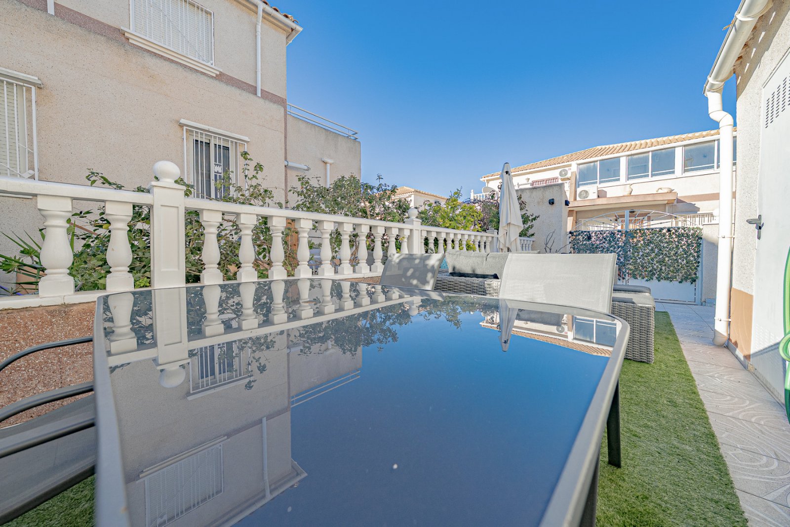  Diese gepflegte Vierfamilienvilla mit drei Schlafzimmern und zwei Badezimmern befindet sich in der begehrten Gegend von La Regia, Cabo Roig. Das im J