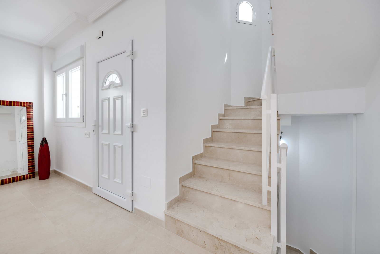 In der charmanten Stadt San Fulgencio gelegen, besteht dieses exklusive Immobilienangebot aus drei unabhängigen Wohnhäusern. Diese Immobilien zeichne