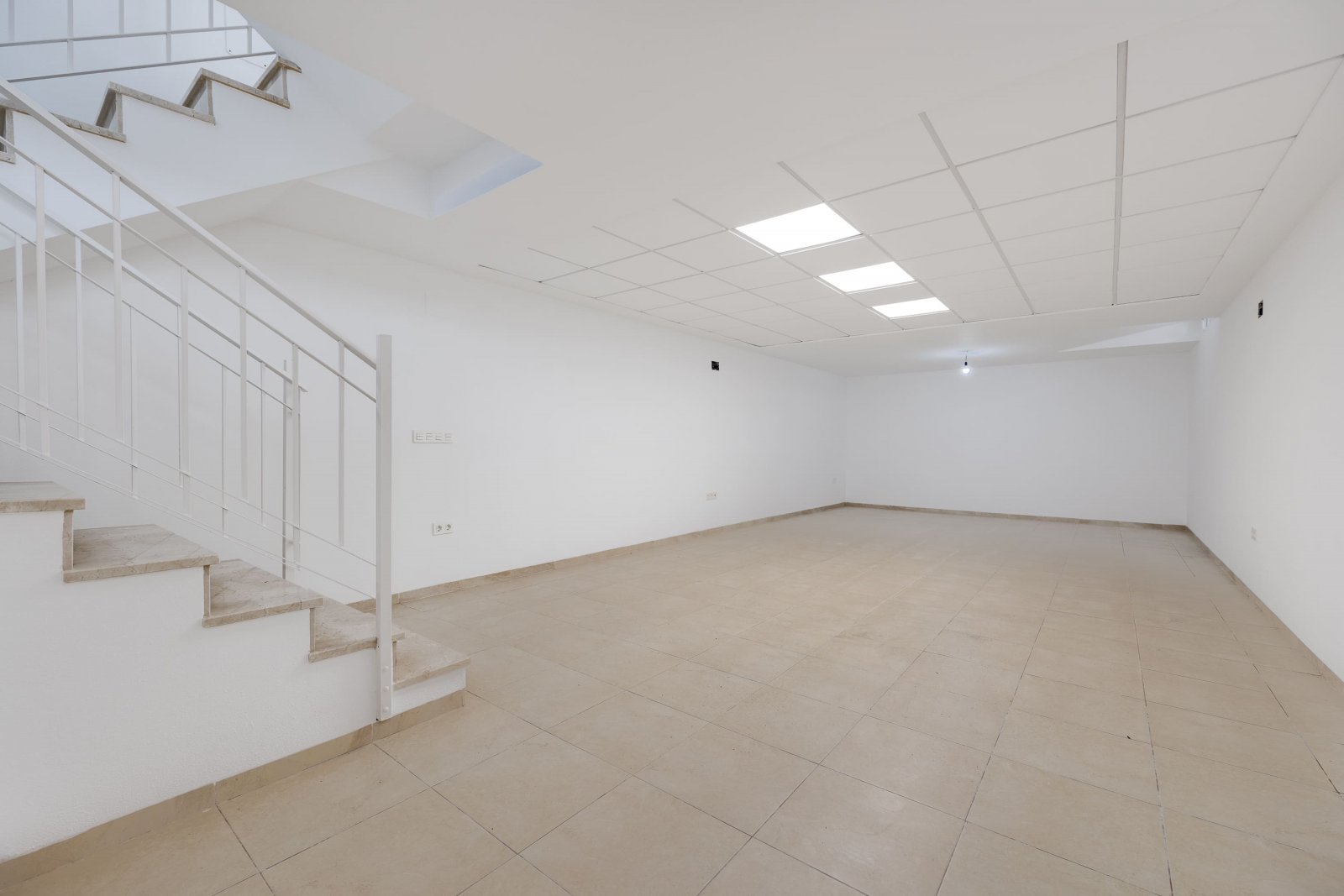 In der charmanten Stadt San Fulgencio gelegen, besteht dieses exklusive Immobilienangebot aus drei unabhängigen Wohnhäusern. Diese Immobilien zeichne