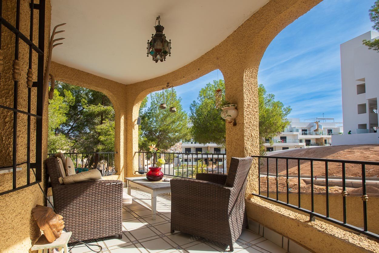 We are delighted to introduce you to a 6-bedroom classic Spanish villa located in the picturesque Las Filipinas neighbourhood of Villamartin. Built