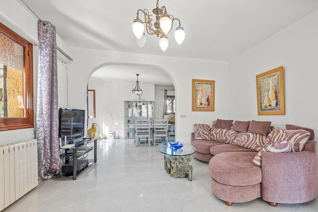 We are delighted to introduce you to a 6-bedroom classic Spanish villa located in the picturesque Las Filipinas neighbourhood of Villamartin. Built