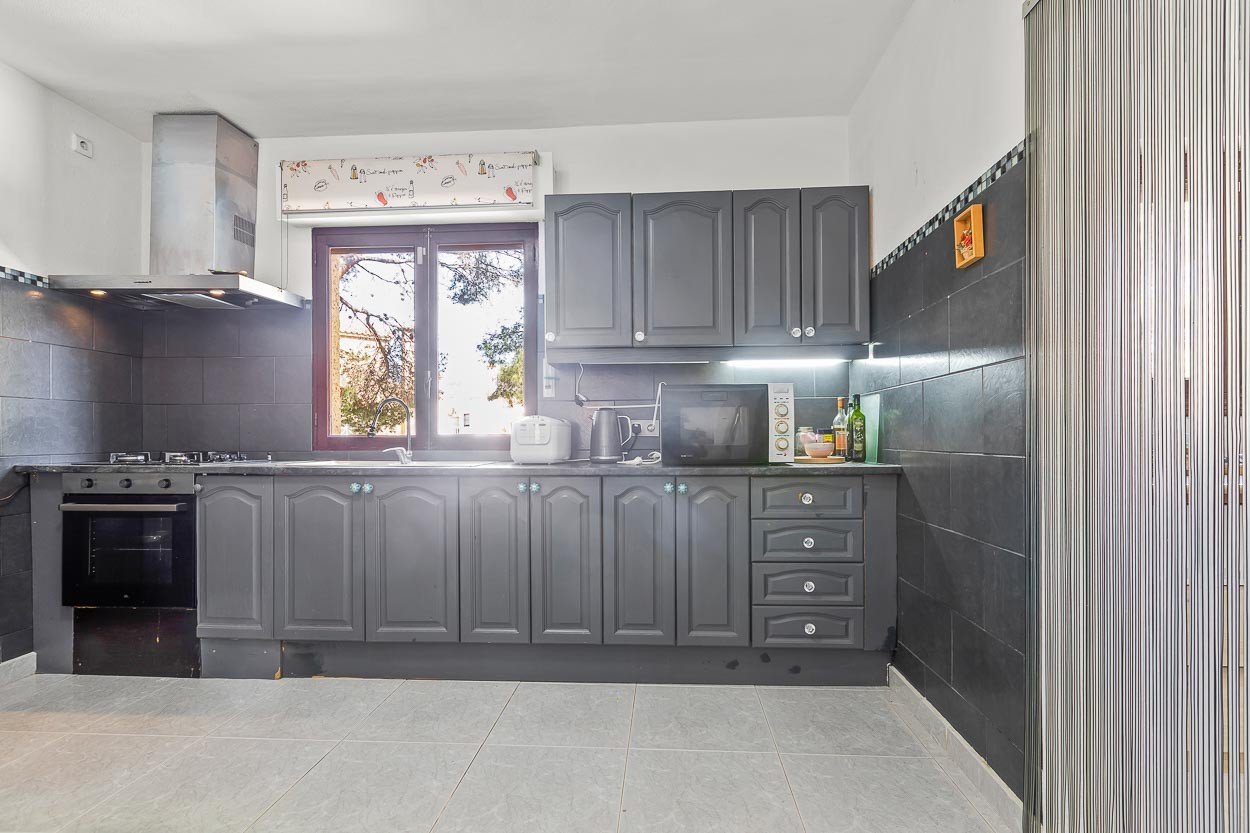 We are delighted to introduce you to a 6-bedroom classic Spanish villa located in the picturesque Las Filipinas neighbourhood of Villamartin. Built