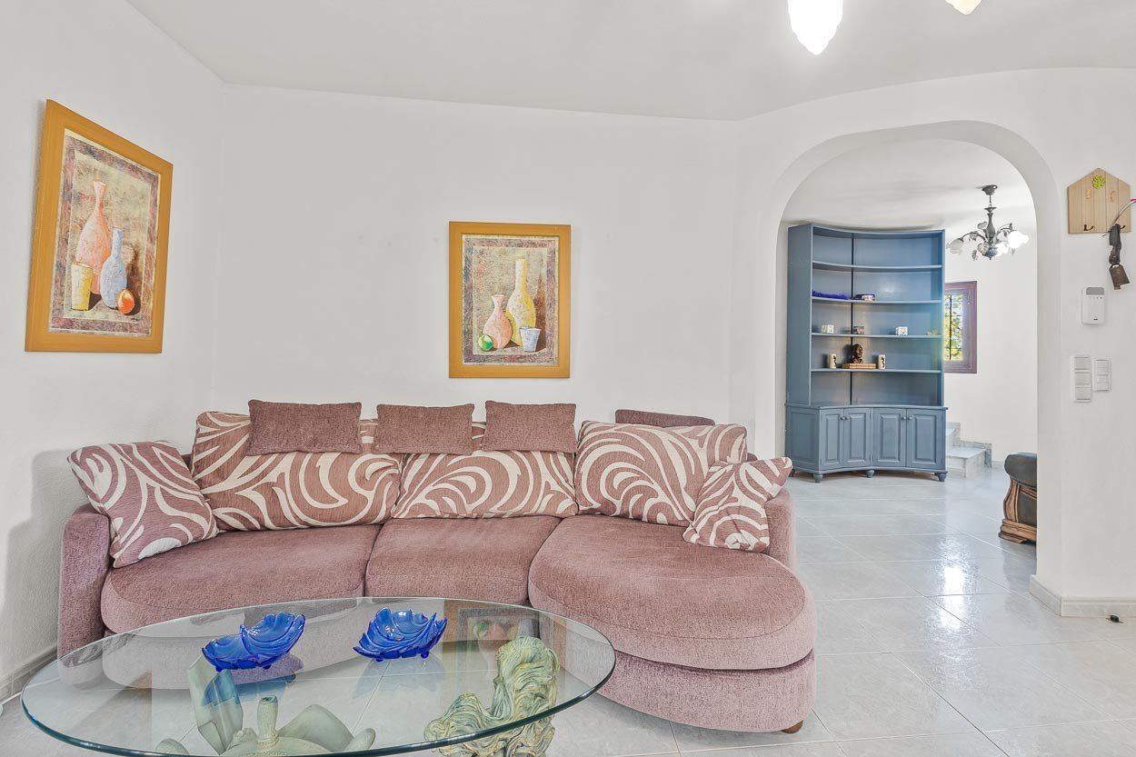 We are delighted to introduce you to a 6-bedroom classic Spanish villa located in the picturesque Las Filipinas neighbourhood of Villamartin. Built