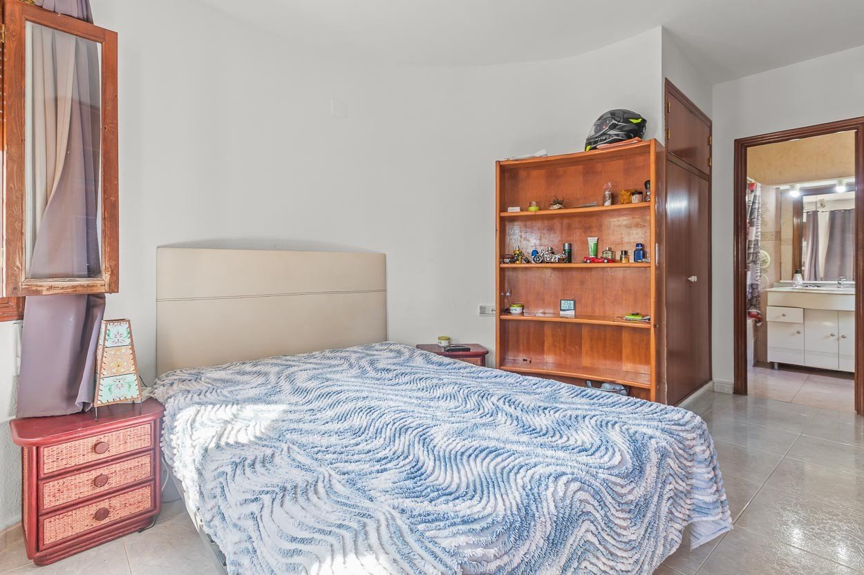 We are delighted to introduce you to a 6-bedroom classic Spanish villa located in the picturesque Las Filipinas neighbourhood of Villamartin. Built