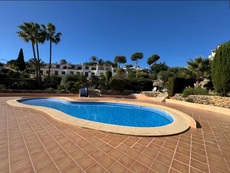 A delightful duplex townhouse only 1.8 km from Moraira centre. set on a small and incredibly pretty complex of 13 houses with a communal pool and be