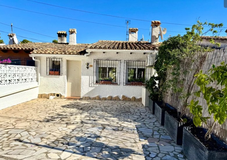A delightful duplex townhouse only 1.8 km from Moraira centre. set on a small and incredibly pretty complex of 13 houses with a communal pool and be