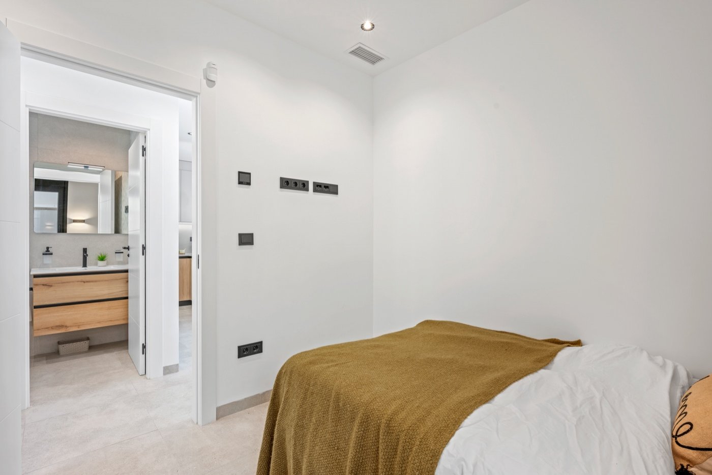 Located in Blue Lagoon, within walking distance of all amenities, is this beautiful villa, originally a show house for the project. This is immediat