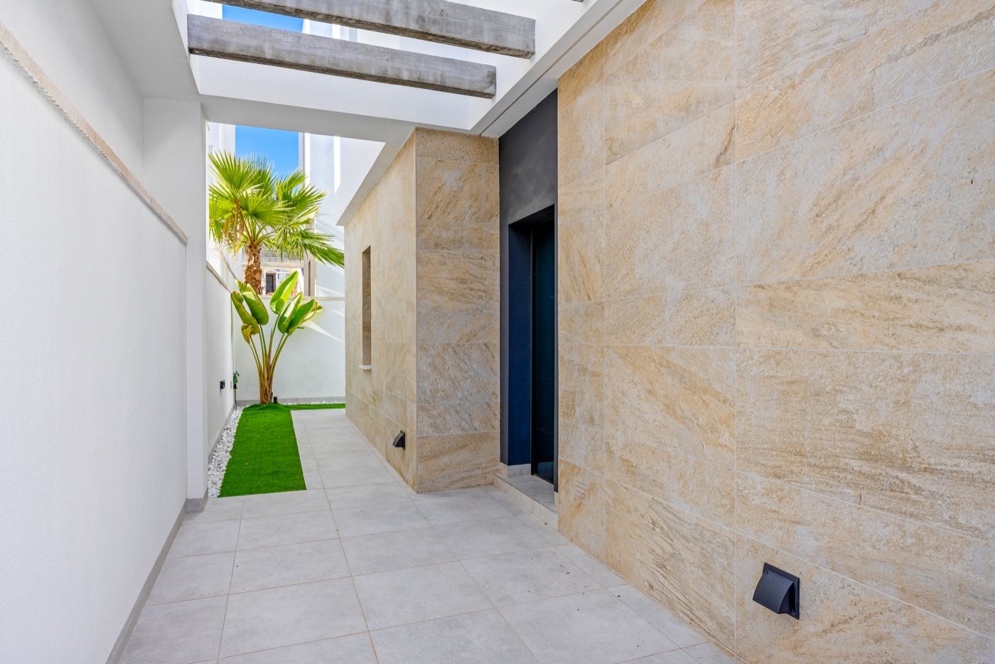 Located in Blue Lagoon, within walking distance of all amenities, is this beautiful villa, originally a show house for the project. This is immediat