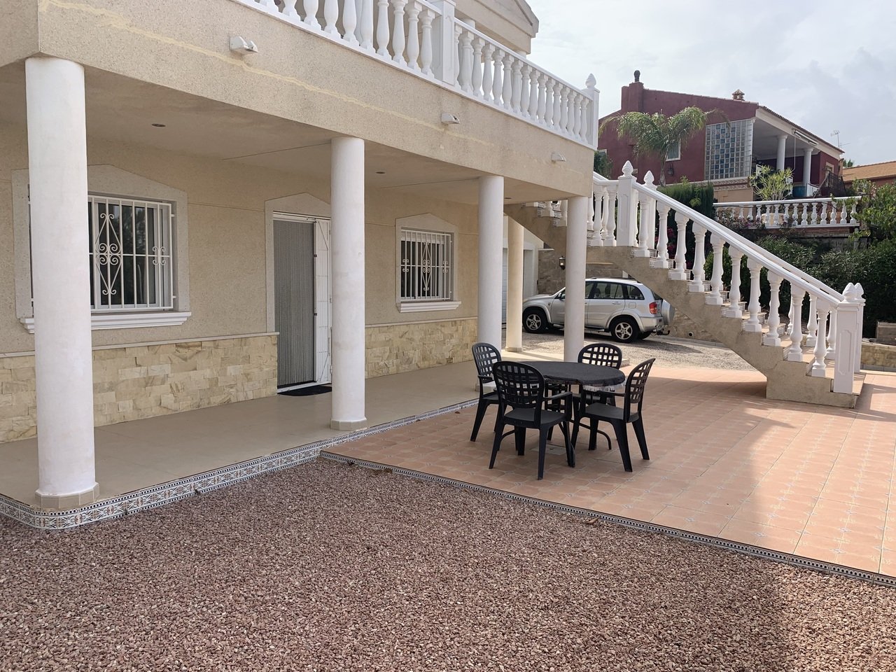 In der exklusiven Wohnanlage Lomas de La Juliana in Algorfa gelegen, bietet diese beeindruckende freistehende Villa 216 m² wunderschön gestaltete Woh